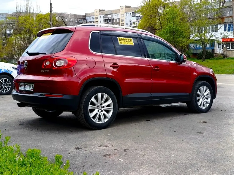 Продаю свой автомобиль. ✅ volkswagen tiguan sport 2009г✅ пробег 180000км✅ я собственник. ✅ автомобиль в идеальном состоянии. ✅ таких на рынке единицы остались. ✅ авто гаражного хранения✅ машина пригнана с краснодара не москва, каких половина на рынке. ✅ соответственно коррозии рыжиков нет и не было нигде. ✅ своевременное обслуживание всех узлов и агрегатов. масло 5/30 замена каждые 7-8 тысяч километров✅ замена всех цепей грм на оригинальные была произведена на 150000 километров пробега. ✅ так-же была замена всех технических жидкостей: в коробке, редукторах, муфты полного привода. ✅ автомобиль весь в заводском окрасе. ✅ любые проверки пробега и технического состояния за ваш счет✅ цена данного автомобиля 1300000✅ торг с покупателем на месте. ✅ ☎️+79591077401✅ 📞 звоните: +7(959)1077401 - фотография - 1