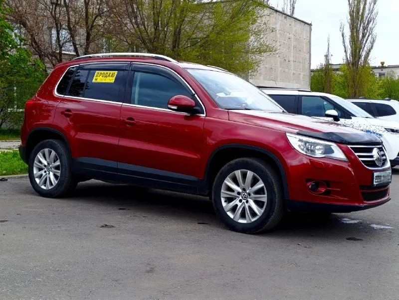 Продаю свой автомобиль. ✅ volkswagen tiguan sport 2009г✅ пробег 180000км✅ я собственник. ✅ автомобиль в идеальном состоянии. ✅ таких на рынке единицы остались. ✅ авто гаражного хранения✅ машина пригнана с краснодара не москва, каких половина на рынке. ✅ соответственно коррозии рыжиков нет и не было нигде. ✅ своевременное обслуживание всех узлов и агрегатов. масло 5/30 замена каждые 7-8 тысяч километров✅ замена всех цепей грм на оригинальные была произведена на 150000 километров пробега. ✅ так-же была замена всех технических жидкостей: в коробке, редукторах, муфты полного привода. ✅ автомобиль весь в заводском окрасе. ✅ любые проверки пробега и технического состояния за ваш счет✅ цена данного автомобиля 1300000✅ торг с покупателем на месте. ✅ ☎️+79591077401✅ 📞 звоните: +7(959)1077401 - фотография - 3