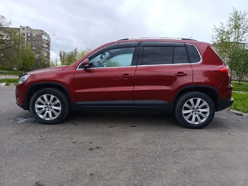 Продаю свой автомобиль. ✅ volkswagen tiguan sport 2009г✅ пробег 180000км✅ я собственник. ✅ автомобиль в идеальном состоянии. ✅ таких на рынке единицы остались. ✅ авто гаражного хранения✅ машина пригнана с краснодара не москва, каких половина на рынке. ✅ соответственно коррозии рыжиков нет и не было нигде. ✅ своевременное обслуживание всех узлов и агрегатов. масло 5/30 замена каждые 7-8 тысяч километров✅ замена всех цепей грм на оригинальные была произведена на 150000 километров пробега. ✅ так-же была замена всех технических жидкостей: в коробке, редукторах, муфты полного привода. ✅ автомобиль весь в заводском окрасе. ✅ любые проверки пробега и технического состояния за ваш счет✅ цена данного автомобиля 1300000✅ торг с покупателем на месте. ✅ ☎️+79591077401✅ 📞 звоните: +7(959)1077401 - фотография - 4