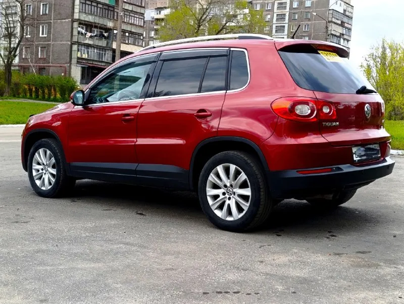 Продаю свой автомобиль. ✅ volkswagen tiguan sport 2009г✅ пробег 180000км✅ я собственник. ✅ автомобиль в идеальном состоянии. ✅ таких на рынке единицы остались. ✅ авто гаражного хранения✅ машина пригнана с краснодара не москва, каких половина на рынке. ✅ соответственно коррозии рыжиков нет и не было нигде. ✅ своевременное обслуживание всех узлов и агрегатов. масло 5/30 замена каждые 7-8 тысяч километров✅ замена всех цепей грм на оригинальные была произведена на 150000 километров пробега. ✅ так-же была замена всех технических жидкостей: в коробке, редукторах, муфты полного привода. ✅ автомобиль весь в заводском окрасе. ✅ любые проверки пробега и технического состояния за ваш счет✅ цена данного автомобиля 1300000✅ торг с покупателем на месте. ✅ ☎️+79591077401✅ 📞 звоните: +7(959)1077401 - фотография - 5