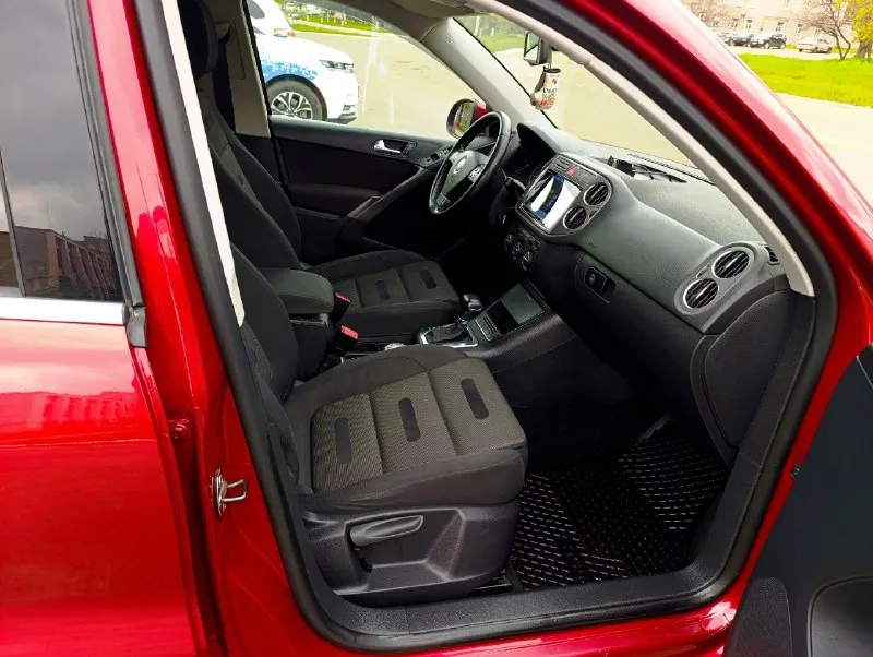 Продаю свой автомобиль. ✅ volkswagen tiguan sport 2009г✅ пробег 180000км✅ я собственник. ✅ автомобиль в идеальном состоянии. ✅ таких на рынке единицы остались. ✅ авто гаражного хранения✅ машина пригнана с краснодара не москва, каких половина на рынке. ✅ соответственно коррозии рыжиков нет и не было нигде. ✅ своевременное обслуживание всех узлов и агрегатов. масло 5/30 замена каждые 7-8 тысяч километров✅ замена всех цепей грм на оригинальные была произведена на 150000 километров пробега. ✅ так-же была замена всех технических жидкостей: в коробке, редукторах, муфты полного привода. ✅ автомобиль весь в заводском окрасе. ✅ любые проверки пробега и технического состояния за ваш счет✅ цена данного автомобиля 1300000✅ торг с покупателем на месте. ✅ ☎️+79591077401✅ 📞 звоните: +7(959)1077401 - фотография - 7