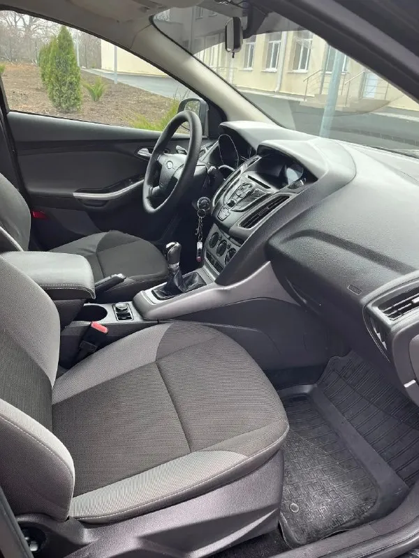 Продам ford focus 3. 2012г. в. 1.6 на 105л. с., на механике, самая надежная связка. 205000км. родного пробега. авто в идеальном состоянии по всем параметрам. кузов без вздутостей, ржавчин, царапин. салон без потертостей, грязи, дыр и т. д. двигатель масло не расходует вообще, не троит, не дизелит, катализатор удален и прошита под евро 2,масло нигде не течет. кпп так же в идеале, сцепа как новая. по ходовой без стуков. заменен ремень грм, помпа, масло двс и подушки. готов на любые проверки. в авто работает абсолютно все, включая кондиционер. резина лето новая. автотека зеленая. территориально старобешево/донецк 835 000 руб. вопросы по тф. +7 949 337 07 37 +7 949 318 50 79 - фотография - 10