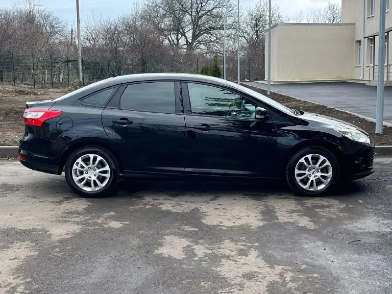 Продам ford focus 3. 2012г. в. 1.6 на 105л. с., на механике, самая надежная связка. 205000км. родного пробега. авто в идеальном состоянии по всем параметрам. кузов без вздутостей, ржавчин, царапин. салон без потертостей, грязи, дыр и т. д. двигатель масло не расходует вообще, не троит, не дизелит, катализатор удален и прошита под евро 2,масло нигде не течет. кпп так же в идеале, сцепа как новая. по ходовой без стуков. заменен ремень грм, помпа, масло двс и подушки. готов на любые проверки. в авто работает абсолютно все, включая кондиционер. резина лето новая. автотека зеленая. территориально старобешево/донецк 835 000 руб. вопросы по тф. +7 949 337 07 37 +7 949 318 50 79 - фотография - 9