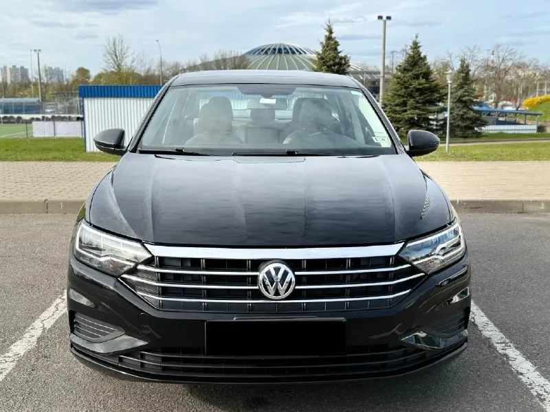 В продаже vw jetta r-line 2021 года выпуска с пробегом 85.000км! на надежном бензиновом моторе 1.4 tsi классический 8-ми ступенчатый автомат asin! очень комфортный и надежный автомобиль. был куплен в америке с минимальными повреждениями. без пробега по рф! состояние нового авто, готов на любые проверки на вашем сто. стекла все родные. вы будете первым владельцем машины в рф полностью расстоможена и готова к постановке на учет. весь пакет документов входит в стоимость автомобиля!! машина в наличии, находится в макеевке в богатой комплектации se/sel есть все для комфортной езды: -все ассистенты помощи вождение -подогрев руля/сидений (передних и задних) -слепые зоны -климат контроль -круиз контроль -камера заднего вида -люк -full led оптика -apple carplay, android auto -датчик света / давление в шинах -autohold -бесключевой доступ -систем startstop и многое другое. . 2.020.000р 📞+79493090162 (tg, max, whatsapp) 📞+79490020515 📞 🇷🇺 звоните: +79493090162 - фотография - 1