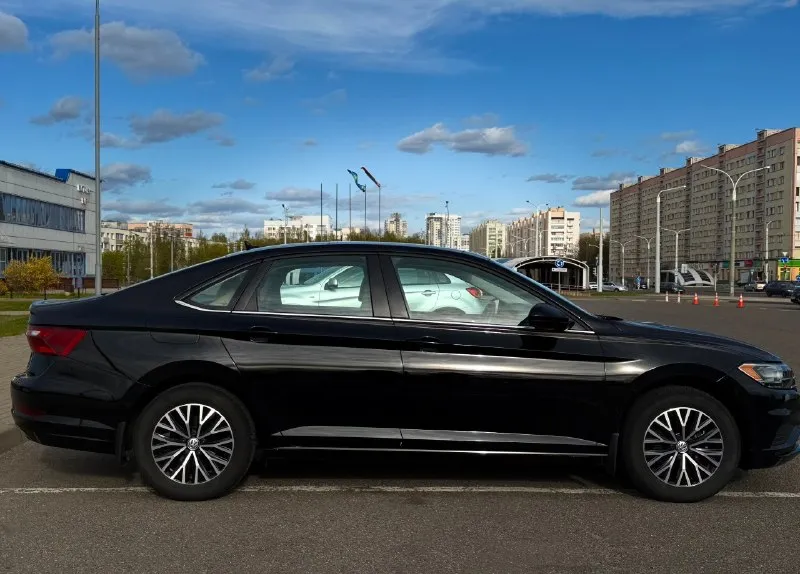 В продаже vw jetta r-line 2021 года выпуска с пробегом 85.000км! на надежном бензиновом моторе 1.4 tsi классический 8-ми ступенчатый автомат asin! очень комфортный и надежный автомобиль. был куплен в америке с минимальными повреждениями. без пробега по рф! состояние нового авто, готов на любые проверки на вашем сто. стекла все родные. вы будете первым владельцем машины в рф полностью расстоможена и готова к постановке на учет. весь пакет документов входит в стоимость автомобиля!! машина в наличии, находится в макеевке в богатой комплектации se/sel есть все для комфортной езды: -все ассистенты помощи вождение -подогрев руля/сидений (передних и задних) -слепые зоны -климат контроль -круиз контроль -камера заднего вида -люк -full led оптика -apple carplay, android auto -датчик света / давление в шинах -autohold -бесключевой доступ -систем startstop и многое другое. . 2.020.000р 📞+79493090162 (tg, max, whatsapp) 📞+79490020515 📞 🇷🇺 звоните: +79493090162 - фотография - 3
