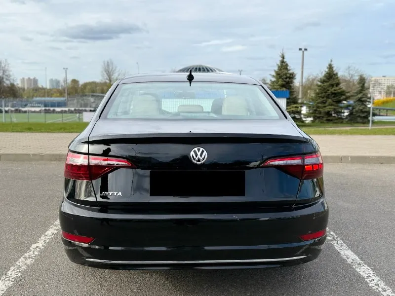 В продаже vw jetta r-line 2021 года выпуска с пробегом 85.000км! на надежном бензиновом моторе 1.4 tsi классический 8-ми ступенчатый автомат asin! очень комфортный и надежный автомобиль. был куплен в америке с минимальными повреждениями. без пробега по рф! состояние нового авто, готов на любые проверки на вашем сто. стекла все родные. вы будете первым владельцем машины в рф полностью расстоможена и готова к постановке на учет. весь пакет документов входит в стоимость автомобиля!! машина в наличии, находится в макеевке в богатой комплектации se/sel есть все для комфортной езды: -все ассистенты помощи вождение -подогрев руля/сидений (передних и задних) -слепые зоны -климат контроль -круиз контроль -камера заднего вида -люк -full led оптика -apple carplay, android auto -датчик света / давление в шинах -autohold -бесключевой доступ -систем startstop и многое другое. . 2.020.000р 📞+79493090162 (tg, max, whatsapp) 📞+79490020515 📞 🇷🇺 звоните: +79493090162 - фотография - 4
