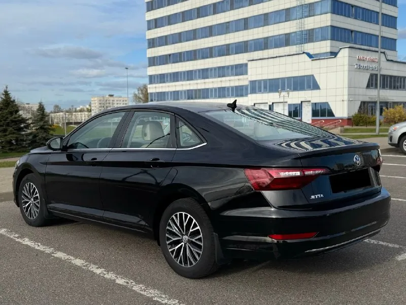 В продаже vw jetta r-line 2021 года выпуска с пробегом 85.000км! на надежном бензиновом моторе 1.4 tsi классический 8-ми ступенчатый автомат asin! очень комфортный и надежный автомобиль. был куплен в америке с минимальными повреждениями. без пробега по рф! состояние нового авто, готов на любые проверки на вашем сто. стекла все родные. вы будете первым владельцем машины в рф полностью расстоможена и готова к постановке на учет. весь пакет документов входит в стоимость автомобиля!! машина в наличии, находится в макеевке в богатой комплектации se/sel есть все для комфортной езды: -все ассистенты помощи вождение -подогрев руля/сидений (передних и задних) -слепые зоны -климат контроль -круиз контроль -камера заднего вида -люк -full led оптика -apple carplay, android auto -датчик света / давление в шинах -autohold -бесключевой доступ -систем startstop и многое другое. . 2.020.000р 📞+79493090162 (tg, max, whatsapp) 📞+79490020515 📞 🇷🇺 звоните: +79493090162 - фотография - 5