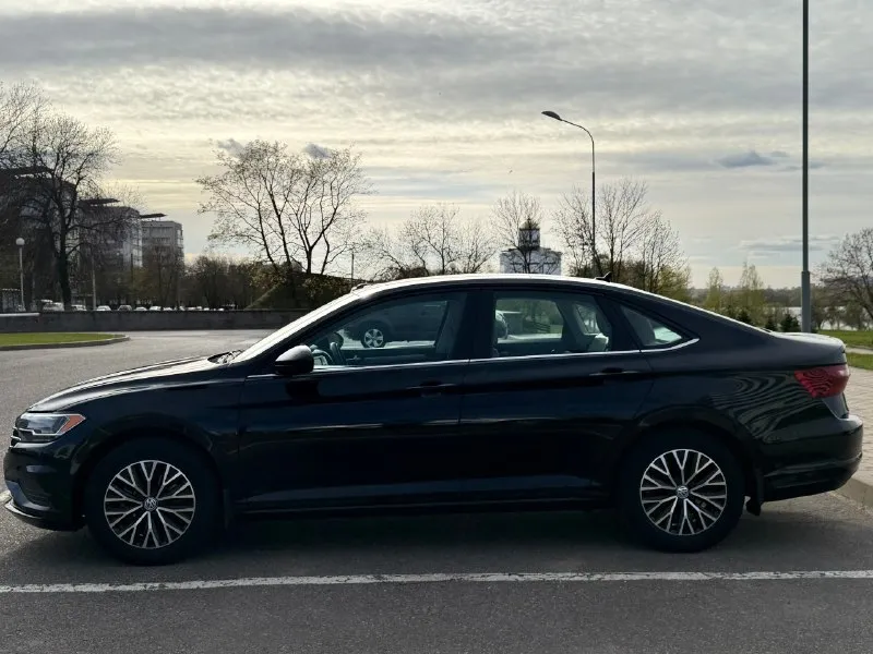 В продаже vw jetta r-line 2021 года выпуска с пробегом 85.000км! на надежном бензиновом моторе 1.4 tsi классический 8-ми ступенчатый автомат asin! очень комфортный и надежный автомобиль. был куплен в америке с минимальными повреждениями. без пробега по рф! состояние нового авто, готов на любые проверки на вашем сто. стекла все родные. вы будете первым владельцем машины в рф полностью расстоможена и готова к постановке на учет. весь пакет документов входит в стоимость автомобиля!! машина в наличии, находится в макеевке в богатой комплектации se/sel есть все для комфортной езды: -все ассистенты помощи вождение -подогрев руля/сидений (передних и задних) -слепые зоны -климат контроль -круиз контроль -камера заднего вида -люк -full led оптика -apple carplay, android auto -датчик света / давление в шинах -autohold -бесключевой доступ -систем startstop и многое другое. . 2.020.000р 📞+79493090162 (tg, max, whatsapp) 📞+79490020515 📞 🇷🇺 звоните: +79493090162 - фотография - 6