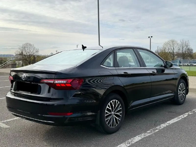 В продаже vw jetta r-line 2021 года выпуска с пробегом 85.000км! на надежном бензиновом моторе 1.4 tsi классический 8-ми ступенчатый автомат asin! очень комфортный и надежный автомобиль. был куплен в америке с минимальными повреждениями. без пробега по рф! состояние нового авто, готов на любые проверки на вашем сто. стекла все родные. вы будете первым владельцем машины в рф полностью расстоможена и готова к постановке на учет. весь пакет документов входит в стоимость автомобиля!! машина в наличии, находится в макеевке в богатой комплектации se/sel есть все для комфортной езды: -все ассистенты помощи вождение -подогрев руля/сидений (передних и задних) -слепые зоны -климат контроль -круиз контроль -камера заднего вида -люк -full led оптика -apple carplay, android auto -датчик света / давление в шинах -autohold -бесключевой доступ -систем startstop и многое другое. . 2.020.000р 📞+79493090162 (tg, max, whatsapp) 📞+79490020515 📞 🇷🇺 звоните: +79493090162 - фотография - 7