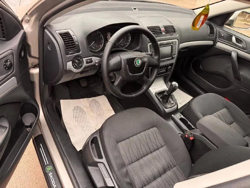 Продам skoda octavia a5 рейсталинг 1.6 бензин год выпуска 2010 состояние идеальное. без рыжиков сервисные книги. вложений не требует! 2 владельца за все время! любое оформление! салон не затертый не порваный резина хорошая летняя авто полностью обслужена до мелочей мотор работает ровно. коробка переключает идеально климат контроль работает кондиционер так же работает все жидкости заменены! стекла все родные каждая кнопка работает) цена 760-000₽ торг реальным покупателям! +7-949-794-46-27 остольные вопросы по телефону звоните в любое время. - фотография - 7