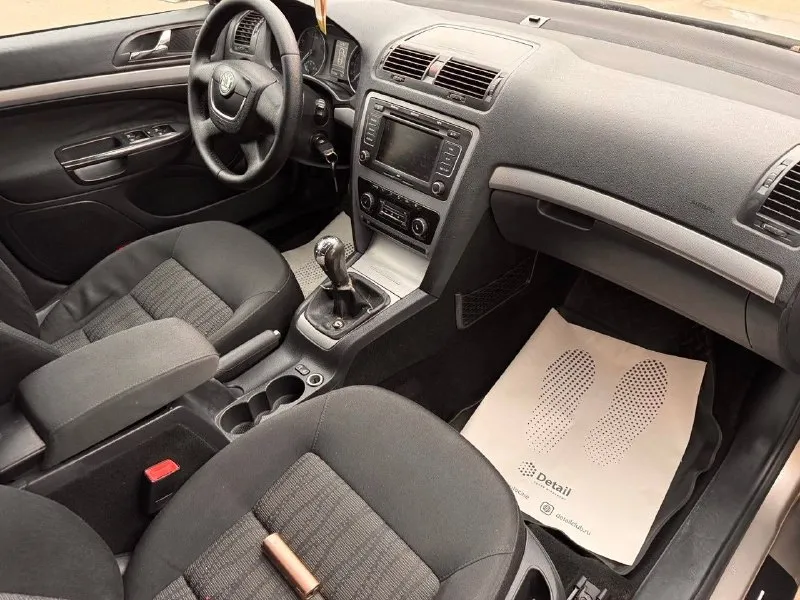 Продам skoda octavia a5 рейсталинг 1.6 бензин год выпуска 2010 состояние идеальное. без рыжиков сервисные книги. вложений не требует! 2 владельца за все время! любое оформление! салон не затертый не порваный резина хорошая летняя авто полностью обслужена до мелочей мотор работает ровно. коробка переключает идеально климат контроль работает кондиционер так же работает все жидкости заменены! стекла все родные каждая кнопка работает) цена 760-000₽ торг реальным покупателям! +7-949-794-46-27 остольные вопросы по телефону звоните в любое время. - фотография - 9