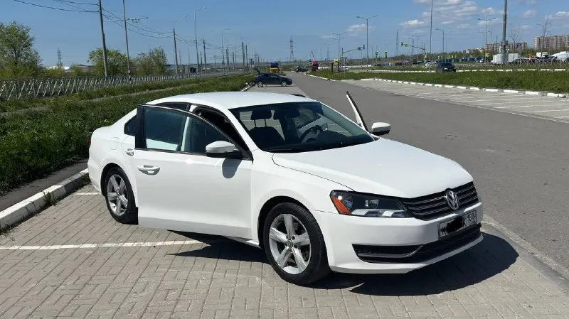 Volkswagen passat b7 (usa) 2013, 2.5 (170 л. с.), aisin ➕ газ. идеальный компромисс цена/ресурс/экономия. продаю passat b7 2013 года, американская сборка (usa). пробег 200 000 км. долго искал эту связку: двигатель 2.5 (5 цилиндров) и классический автомат aisin — самый живучий тандем, без dsg и проблемных tsi. делал машину для себя, машина в хорошем состоянии. тех. осмотр пройден. зимняя резина в подарок. цена: 1🍋360 +79493273411 павел 📲 tg: павел смирнов 📞 звоните: +7(949)3273411 - фотография - 2