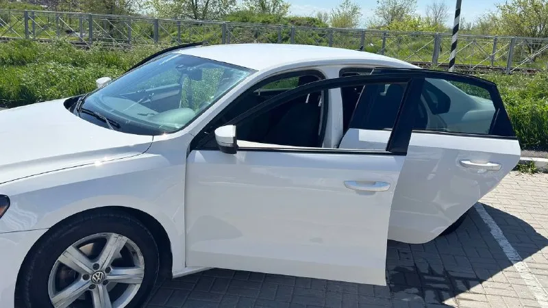 Volkswagen passat b7 (usa) 2013, 2.5 (170 л. с.), aisin ➕ газ. идеальный компромисс цена/ресурс/экономия. продаю passat b7 2013 года, американская сборка (usa). пробег 200 000 км. долго искал эту связку: двигатель 2.5 (5 цилиндров) и классический автомат aisin — самый живучий тандем, без dsg и проблемных tsi. делал машину для себя, машина в хорошем состоянии. тех. осмотр пройден. зимняя резина в подарок. цена: 1🍋360 +79493273411 павел 📲 tg: павел смирнов 📞 звоните: +7(949)3273411 - фотография - 4