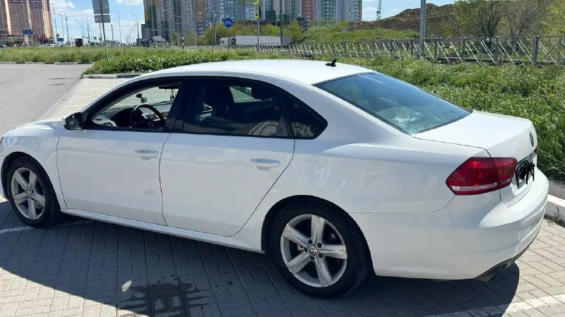 Volkswagen passat b7 (usa) 2013, 2.5 (170 л. с.), aisin ➕ газ. идеальный компромисс цена/ресурс/экономия. продаю passat b7 2013 года, американская сборка (usa). пробег 200 000 км. долго искал эту связку: двигатель 2.5 (5 цилиндров) и классический автомат aisin — самый живучий тандем, без dsg и проблемных tsi. делал машину для себя, машина в хорошем состоянии. тех. осмотр пройден. зимняя резина в подарок. цена: 1🍋360 +79493273411 павел 📲 tg: павел смирнов 📞 звоните: +7(949)3273411 - фотография - 7