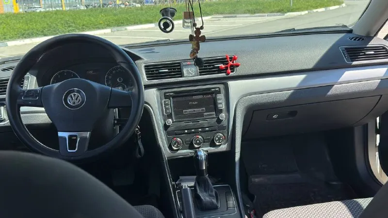 Volkswagen passat b7 (usa) 2013, 2.5 (170 л. с.), aisin ➕ газ. идеальный компромисс цена/ресурс/экономия. продаю passat b7 2013 года, американская сборка (usa). пробег 200 000 км. долго искал эту связку: двигатель 2.5 (5 цилиндров) и классический автомат aisin — самый живучий тандем, без dsg и проблемных tsi. делал машину для себя, машина в хорошем состоянии. тех. осмотр пройден. зимняя резина в подарок. цена: 1🍋360 +79493273411 павел 📲 tg: павел смирнов 📞 звоните: +7(949)3273411 - фотография - 8
