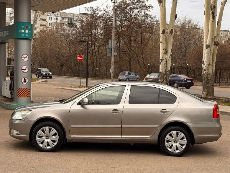 Продам skoda octavia a5 рейсталинг 1.6 бензин год выпуска 2010 состояние идеальное. без рыжиков сервисные книги. вложений не требует! 2 владельца за все время! любое оформление! салон не затертый не порваный резина хорошая летняя авто полностью обслужена до мелочей работает ровно. коробка переключает идеально климат контроль работает кондиционер так же работает все жидкости заменены! стекла все родные каждая кнопка работает) цена 760-000₽ торг реальным покупателям! +7-949-794-46-27 остольные вопросы по телефону звоните в любое время. 📲 tg: евгений 📞 звоните: +7(949)7944627 - фотография - 5