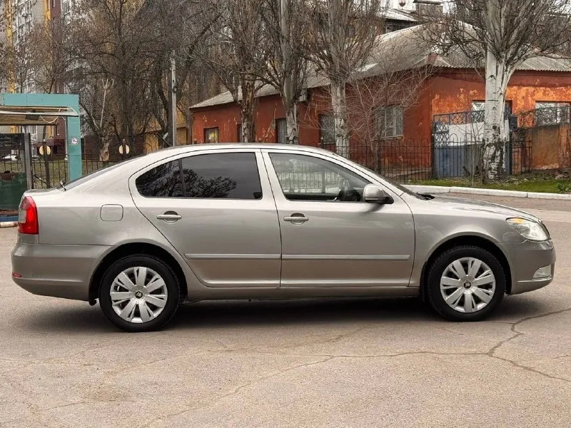 Продам skoda octavia a5 рейсталинг 1.6 бензин год выпуска 2010 состояние идеальное. без рыжиков сервисные книги. вложений не требует! 2 владельца за все время! любое оформление! салон не затертый не порваный резина хорошая летняя авто полностью обслужена до мелочей работает ровно. коробка переключает идеально климат контроль работает кондиционер так же работает все жидкости заменены! стекла все родные каждая кнопка работает) цена 760-000₽ торг реальным покупателям! +7-949-794-46-27 остольные вопросы по телефону звоните в любое время. 📲 tg: евгений 📞 звоните: +7(949)7944627 - фотография - 6