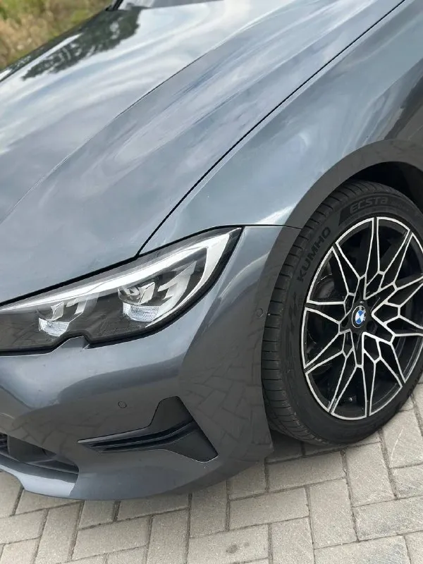 В продаже отличный немецкий седан. комфортный, спортивный bmw 3 в кузове g20. пробег 124 тыс 2л дизель автомобиль 2020года. двигатель самый надежный, дизельный. работает отлично, запускается без затруднений, не дымит и не троит. коробка классический автомат, не пинает, не буксует, работает без замечаний. подвеска и электроника работают штатно. по кузову весь в родной краске. кузов без дефектов, выглядит отлично. салон в отличном состоянии. комплектация богатая: led приборная панель с навигацией, полный мультируль, адаптивный круиз-контроль, двухзонный климат-контроль, запуск с кнопки, контроль удержания в полосе, предотвращение столкновений, слепые зоны и многое другое. юридически чист, вложений не требует. 2 ключа 3100000 осмотр в донецке +79493859588 +79493859586 +79493251271 📞 звоните: +7(949)3859588 - фотография - 3