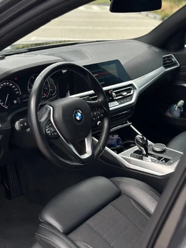 В продаже отличный немецкий седан. комфортный, спортивный bmw 3 в кузове g20. пробег 124 тыс 2л дизель автомобиль 2020года. двигатель самый надежный, дизельный. работает отлично, запускается без затруднений, не дымит и не троит. коробка классический автомат, не пинает, не буксует, работает без замечаний. подвеска и электроника работают штатно. по кузову весь в родной краске. кузов без дефектов, выглядит отлично. салон в отличном состоянии. комплектация богатая: led приборная панель с навигацией, полный мультируль, адаптивный круиз-контроль, двухзонный климат-контроль, запуск с кнопки, контроль удержания в полосе, предотвращение столкновений, слепые зоны и многое другое. юридически чист, вложений не требует. 2 ключа 3100000 осмотр в донецке +79493859588 +79493859586 +79493251271 📞 звоните: +7(949)3859588 - фотография - 5