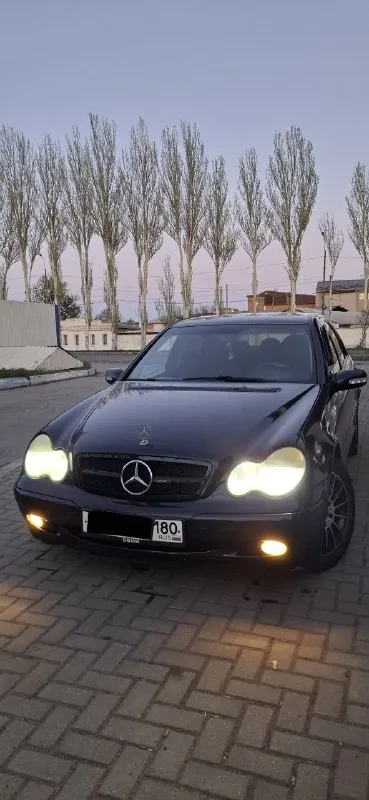 Продам mb с-klass w 203 год - 2000. пробег - 310000 км. объём 2.0 (150 л. с.) бензин. установлен 4 (вписан). мкпп - 6 ступеней. по комплектации: -климат -полный эсп -обогрев зеркал -обдув лобового -датчик света, дождя, давления в шинах -круиз контроль -электро регулировка передних сидений -мультируль -холодильник в подлокотнике бодрый мерс, я 2ой собственник по птс! (111) масло не ест, не дымит, работает ровно, мкпп без нареканий. кузов в силу своих лет, в не плохом состоянии, 75% родного окраса. есть момент с правым крылом и дверью на фото видно! дверь открывается, закрывается спокойно! салон в хорошем состоянии, ухаживаеться! ходовая часть полностью новая(lemfоrder)! стоит хороший teyes с камерой заднего вида! цена 700 000 рублей. звонить +79494743861 (tg на нём же). территориально горловка-енакиево. на смотрины не езжу. 📲 tg: @cassiusclay245 📞 звоните: +7(949)4743861 - фотография - 1