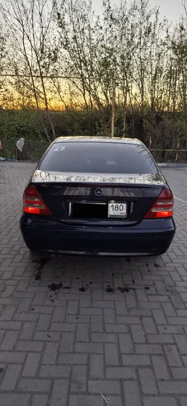 Продам mb с-klass w 203 год - 2000. пробег - 310000 км. объём 2.0 (150 л. с.) бензин. установлен 4 (вписан). мкпп - 6 ступеней. по комплектации: -климат -полный эсп -обогрев зеркал -обдув лобового -датчик света, дождя, давления в шинах -круиз контроль -электро регулировка передних сидений -мультируль -холодильник в подлокотнике бодрый мерс, я 2ой собственник по птс! (111) масло не ест, не дымит, работает ровно, мкпп без нареканий. кузов в силу своих лет, в не плохом состоянии, 75% родного окраса. есть момент с правым крылом и дверью на фото видно! дверь открывается, закрывается спокойно! салон в хорошем состоянии, ухаживаеться! ходовая часть полностью новая(lemfоrder)! стоит хороший teyes с камерой заднего вида! цена 700 000 рублей. звонить +79494743861 (tg на нём же). территориально горловка-енакиево. на смотрины не езжу. 📲 tg: @cassiusclay245 📞 звоните: +7(949)4743861 - фотография - 2
