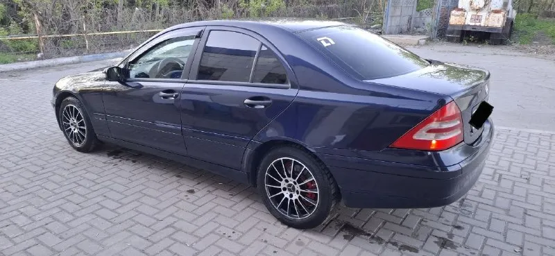 Продам mb с-klass w 203 год - 2000. пробег - 310000 км. объём 2.0 (150 л. с.) бензин. установлен 4 (вписан). мкпп - 6 ступеней. по комплектации: -климат -полный эсп -обогрев зеркал -обдув лобового -датчик света, дождя, давления в шинах -круиз контроль -электро регулировка передних сидений -мультируль -холодильник в подлокотнике бодрый мерс, я 2ой собственник по птс! (111) масло не ест, не дымит, работает ровно, мкпп без нареканий. кузов в силу своих лет, в не плохом состоянии, 75% родного окраса. есть момент с правым крылом и дверью на фото видно! дверь открывается, закрывается спокойно! салон в хорошем состоянии, ухаживаеться! ходовая часть полностью новая(lemfоrder)! стоит хороший teyes с камерой заднего вида! цена 700 000 рублей. звонить +79494743861 (tg на нём же). территориально горловка-енакиево. на смотрины не езжу. 📲 tg: @cassiusclay245 📞 звоните: +7(949)4743861 - фотография - 3