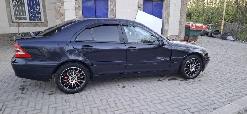 Продам mb с-klass w 203 год - 2000. пробег - 310000 км. объём 2.0 (150 л. с.) бензин. установлен 4 (вписан). мкпп - 6 ступеней. по комплектации: -климат -полный эсп -обогрев зеркал -обдув лобового -датчик света, дождя, давления в шинах -круиз контроль -электро регулировка передних сидений -мультируль -холодильник в подлокотнике бодрый мерс, я 2ой собственник по птс! (111) масло не ест, не дымит, работает ровно, мкпп без нареканий. кузов в силу своих лет, в не плохом состоянии, 75% родного окраса. есть момент с правым крылом и дверью на фото видно! дверь открывается, закрывается спокойно! салон в хорошем состоянии, ухаживаеться! ходовая часть полностью новая(lemfоrder)! стоит хороший teyes с камерой заднего вида! цена 700 000 рублей. звонить +79494743861 (tg на нём же). территориально горловка-енакиево. на смотрины не езжу. 📲 tg: @cassiusclay245 📞 звоните: +7(949)4743861 - фотография - 4