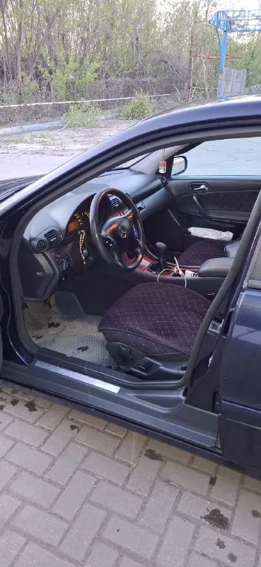 Продам mb с-klass w 203 год - 2000. пробег - 310000 км. объём 2.0 (150 л. с.) бензин. установлен 4 (вписан). мкпп - 6 ступеней. по комплектации: -климат -полный эсп -обогрев зеркал -обдув лобового -датчик света, дождя, давления в шинах -круиз контроль -электро регулировка передних сидений -мультируль -холодильник в подлокотнике бодрый мерс, я 2ой собственник по птс! (111) масло не ест, не дымит, работает ровно, мкпп без нареканий. кузов в силу своих лет, в не плохом состоянии, 75% родного окраса. есть момент с правым крылом и дверью на фото видно! дверь открывается, закрывается спокойно! салон в хорошем состоянии, ухаживаеться! ходовая часть полностью новая(lemfоrder)! стоит хороший teyes с камерой заднего вида! цена 700 000 рублей. звонить +79494743861 (tg на нём же). территориально горловка-енакиево. на смотрины не езжу. 📲 tg: @cassiusclay245 📞 звоните: +7(949)4743861 - фотография - 5