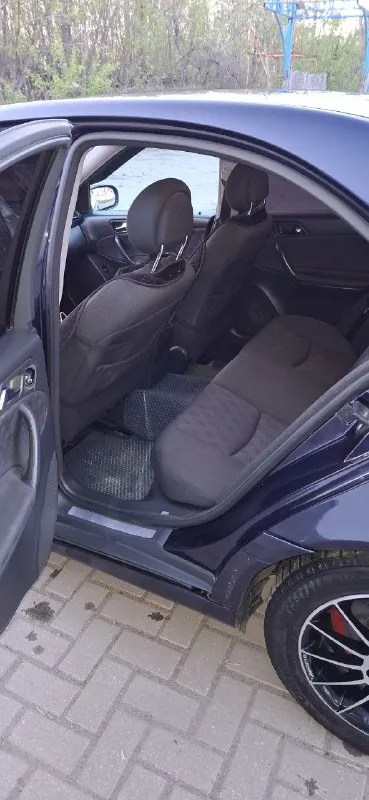 Продам mb с-klass w 203 год - 2000. пробег - 310000 км. объём 2.0 (150 л. с.) бензин. установлен 4 (вписан). мкпп - 6 ступеней. по комплектации: -климат -полный эсп -обогрев зеркал -обдув лобового -датчик света, дождя, давления в шинах -круиз контроль -электро регулировка передних сидений -мультируль -холодильник в подлокотнике бодрый мерс, я 2ой собственник по птс! (111) масло не ест, не дымит, работает ровно, мкпп без нареканий. кузов в силу своих лет, в не плохом состоянии, 75% родного окраса. есть момент с правым крылом и дверью на фото видно! дверь открывается, закрывается спокойно! салон в хорошем состоянии, ухаживаеться! ходовая часть полностью новая(lemfоrder)! стоит хороший teyes с камерой заднего вида! цена 700 000 рублей. звонить +79494743861 (tg на нём же). территориально горловка-енакиево. на смотрины не езжу. 📲 tg: @cassiusclay245 📞 звоните: +7(949)4743861 - фотография - 6