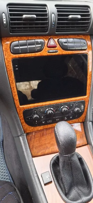 Продам mb с-klass w 203 год - 2000. пробег - 310000 км. объём 2.0 (150 л. с.) бензин. установлен 4 (вписан). мкпп - 6 ступеней. по комплектации: -климат -полный эсп -обогрев зеркал -обдув лобового -датчик света, дождя, давления в шинах -круиз контроль -электро регулировка передних сидений -мультируль -холодильник в подлокотнике бодрый мерс, я 2ой собственник по птс! (111) масло не ест, не дымит, работает ровно, мкпп без нареканий. кузов в силу своих лет, в не плохом состоянии, 75% родного окраса. есть момент с правым крылом и дверью на фото видно! дверь открывается, закрывается спокойно! салон в хорошем состоянии, ухаживаеться! ходовая часть полностью новая(lemfоrder)! стоит хороший teyes с камерой заднего вида! цена 700 000 рублей. звонить +79494743861 (tg на нём же). территориально горловка-енакиево. на смотрины не езжу. 📲 tg: @cassiusclay245 📞 звоните: +7(949)4743861 - фотография - 7