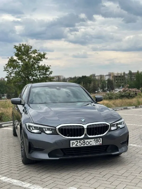 В продаже отличный немецкий седан. комфортный, спортивный bmw 3 в кузове g20. пробег 124 тыс 2л дизель автомобиль 2020года. двигатель самый надежный, дизельный. работает отлично, запускается без затруднений, не дымит и не троит. коробка классический автомат, не пинает, не буксует, работает без замечаний. подвеска и электроника работают штатно. по кузову весь в родной краске. кузов без дефектов, выглядит отлично. салон в отличном состоянии. комплектация богатая: led приборная панель с навигацией, полный мультируль, адаптивный круиз-контроль, двухзонный климат-контроль, запуск с кнопки, контроль удержания в полосе, предотвращение столкновений, слепые зоны и многое другое. юридически чист, вложений не требует. 2 ключа 3100000 осмотр в донецке +79493859588 +79493859586 +79493251271 - фотография - 1