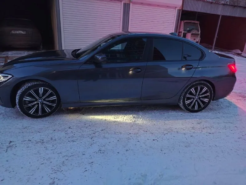 В продаже отличный немецкий седан. комфортный, спортивный bmw 3 в кузове g20. пробег 124 тыс 2л дизель автомобиль 2020года. двигатель самый надежный, дизельный. работает отлично, запускается без затруднений, не дымит и не троит. коробка классический автомат, не пинает, не буксует, работает без замечаний. подвеска и электроника работают штатно. по кузову весь в родной краске. кузов без дефектов, выглядит отлично. салон в отличном состоянии. комплектация богатая: led приборная панель с навигацией, полный мультируль, адаптивный круиз-контроль, двухзонный климат-контроль, запуск с кнопки, контроль удержания в полосе, предотвращение столкновений, слепые зоны и многое другое. юридически чист, вложений не требует. 2 ключа 3100000 осмотр в донецке +79493859588 +79493859586 +79493251271 - фотография - 10