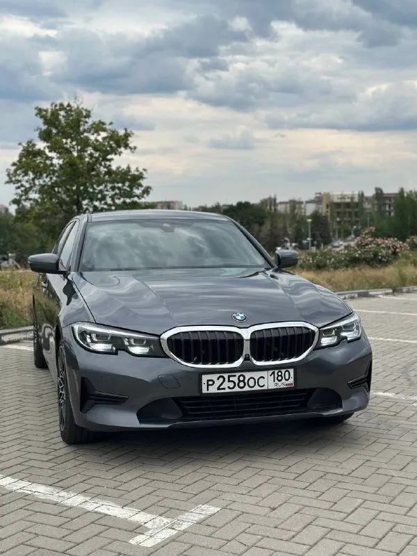 В продаже отличный немецкий седан. комфортный, спортивный bmw 3 в кузове g20. пробег 124 тыс 2л дизель автомобиль 2020года. двигатель самый надежный, дизельный. работает отлично, запускается без затруднений, не дымит и не троит. коробка классический автомат, не пинает, не буксует, работает без замечаний. подвеска и электроника работают штатно. по кузову весь в родной краске. кузов без дефектов, выглядит отлично. салон в отличном состоянии. комплектация богатая: led приборная панель с навигацией, полный мультируль, адаптивный круиз-контроль, двухзонный климат-контроль, запуск с кнопки, контроль удержания в полосе, предотвращение столкновений, слепые зоны и многое другое. юридически чист, вложений не требует. 2 ключа 3100000 осмотр в донецке +79493859588 +79493859586 +79493251271 - фотография - 4