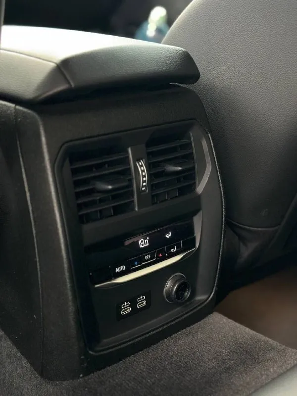 В продаже отличный немецкий седан. комфортный, спортивный bmw 3 в кузове g20. пробег 124 тыс 2л дизель автомобиль 2020года. двигатель самый надежный, дизельный. работает отлично, запускается без затруднений, не дымит и не троит. коробка классический автомат, не пинает, не буксует, работает без замечаний. подвеска и электроника работают штатно. по кузову весь в родной краске. кузов без дефектов, выглядит отлично. салон в отличном состоянии. комплектация богатая: led приборная панель с навигацией, полный мультируль, адаптивный круиз-контроль, двухзонный климат-контроль, запуск с кнопки, контроль удержания в полосе, предотвращение столкновений, слепые зоны и многое другое. юридически чист, вложений не требует. 2 ключа 3100000 осмотр в донецке +79493859588 +79493859586 +79493251271 - фотография - 7