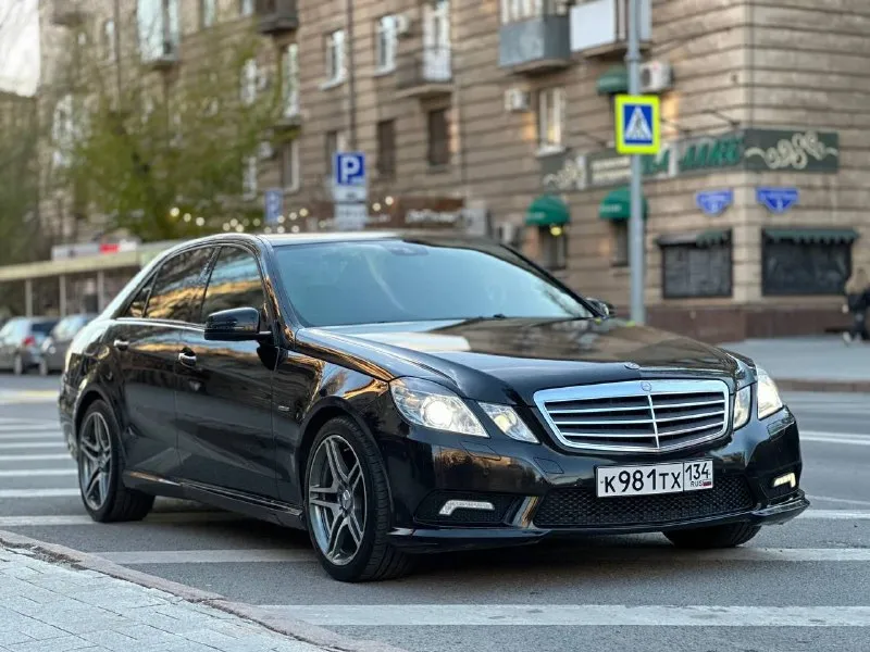 Mercedes benz w212 2010г 1.8 турбо цепи, фазики поменяны вся в родном окрасе за исключением двух позиций. амг пакет завод, черный потолок, контурная подцветка сел, поехал, автотека очень хорошая цена быстрым, до подготовки в авито 1.390.000 торг, кто приедет тот на ней и уедет сомнений нет. в авито на много дороже. салон комбинированная кожа с алькантарой. по всей информации по номеру +79495068949 достойное состояние, бережная эксплуатация ✅ 📲 tg: *_* 📞 звоните: +7(949)5068949 - фотография - 1