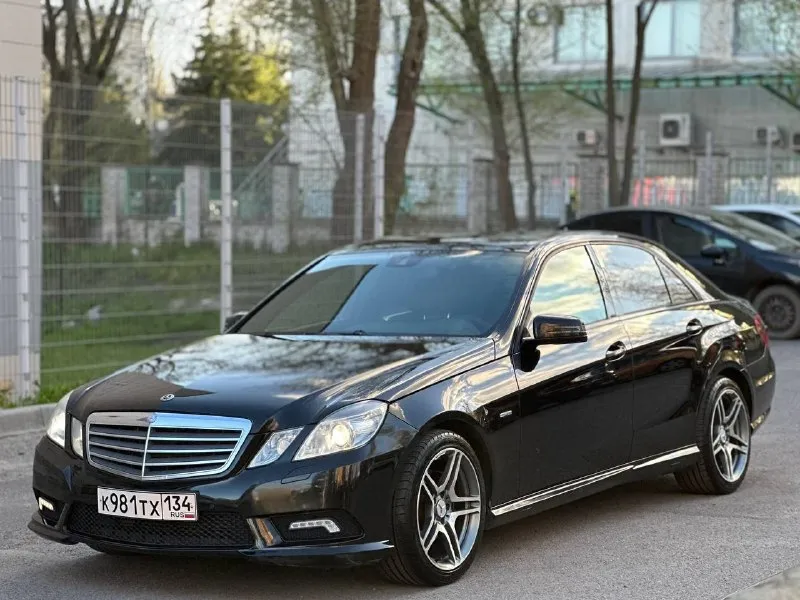 Mercedes benz w212 2010г 1.8 турбо цепи, фазики поменяны вся в родном окрасе за исключением двух позиций. амг пакет завод, черный потолок, контурная подцветка сел, поехал, автотека очень хорошая цена быстрым, до подготовки в авито 1.390.000 торг, кто приедет тот на ней и уедет сомнений нет. в авито на много дороже. салон комбинированная кожа с алькантарой. по всей информации по номеру +79495068949 достойное состояние, бережная эксплуатация ✅ 📲 tg: *_* 📞 звоните: +7(949)5068949 - фотография - 3