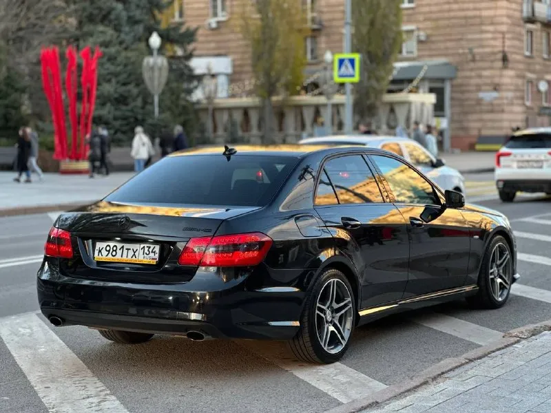 Mercedes benz w212 2010г 1.8 турбо цепи, фазики поменяны вся в родном окрасе за исключением двух позиций. амг пакет завод, черный потолок, контурная подцветка сел, поехал, автотека очень хорошая цена быстрым, до подготовки в авито 1.390.000 торг, кто приедет тот на ней и уедет сомнений нет. в авито на много дороже. салон комбинированная кожа с алькантарой. по всей информации по номеру +79495068949 достойное состояние, бережная эксплуатация ✅ 📲 tg: *_* 📞 звоните: +7(949)5068949 - фотография - 4