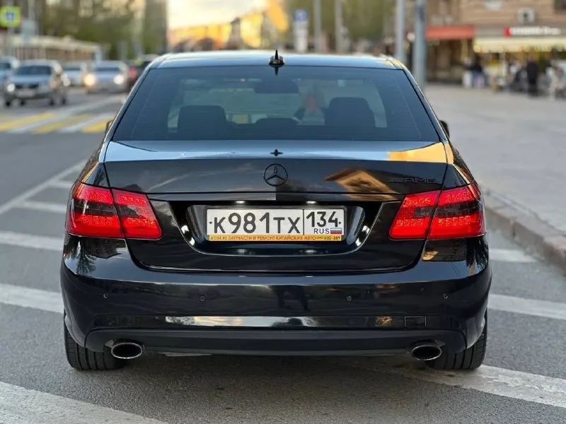 Mercedes benz w212 2010г 1.8 турбо цепи, фазики поменяны вся в родном окрасе за исключением двух позиций. амг пакет завод, черный потолок, контурная подцветка сел, поехал, автотека очень хорошая цена быстрым, до подготовки в авито 1.390.000 торг, кто приедет тот на ней и уедет сомнений нет. в авито на много дороже. салон комбинированная кожа с алькантарой. по всей информации по номеру +79495068949 достойное состояние, бережная эксплуатация ✅ 📲 tg: *_* 📞 звоните: +7(949)5068949 - фотография - 5