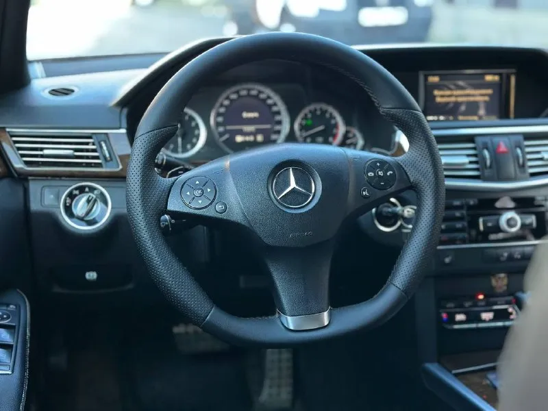 Mercedes benz w212 2010г 1.8 турбо цепи, фазики поменяны вся в родном окрасе за исключением двух позиций. амг пакет завод, черный потолок, контурная подцветка сел, поехал, автотека очень хорошая цена быстрым, до подготовки в авито 1.390.000 торг, кто приедет тот на ней и уедет сомнений нет. в авито на много дороже. салон комбинированная кожа с алькантарой. по всей информации по номеру +79495068949 достойное состояние, бережная эксплуатация ✅ 📲 tg: *_* 📞 звоните: +7(949)5068949 - фотография - 8