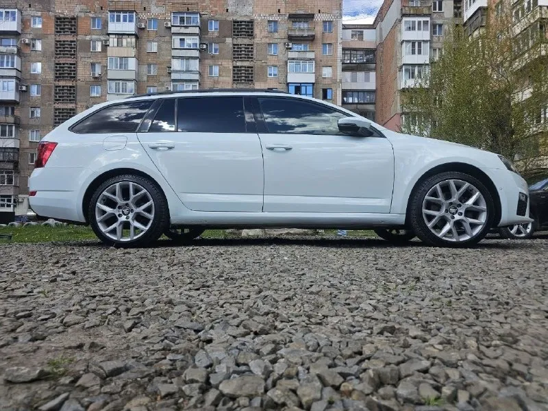 💰2 150 000₽ 📱+7 (949) 06 777 03 🚘пробег 185 тыс. км продается безупречный просторный автомобиль с оригинальным пробегом в кузове универсал, мечта для многих поклонников skoda и vag group в целом. отличная динамика от ресурсного мотора (cjsb ea888 1.8 gen3) (на данный момент это наиболее удачная и доработанная версия с уходом от детских болячек двс из линейки 1.8tsi) + полный привод реализованный на муфте haldex 5 последнего поколения* 4×4, это то чего так не хватает владельцам в vrs версиях для полноценного зацепа). данный мотор что для меня показательно ставился на audi tts до 2018 года. и в стоке выдавал 310л. с. запас для форсировки огромен, блок чугунина* без всякого алюминия и тем более алюсила как на новых 1.5tsi. ходит овер доxyja. ремонтопригоден максимально! коробка соответственно dq250, "мокрая" переваривает кучу момента и так же имеет огромный ресурс и потенциал для тюнинга. любое чип ателье, либо профильный сервис подтвердит эту инфу. увидив подобный проект с 📞 звоните: +7(949)0677703 - фотография - 6