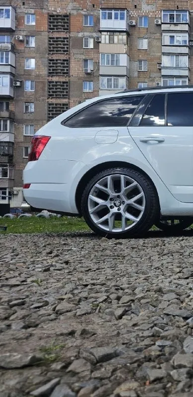 💰2 150 000₽ 📱+7 (949) 06 777 03 🚘пробег 185 тыс. км продается безупречный просторный автомобиль с оригинальным пробегом в кузове универсал, мечта для многих поклонников skoda и vag group в целом. отличная динамика от ресурсного мотора (cjsb ea888 1.8 gen3) (на данный момент это наиболее удачная и доработанная версия с уходом от детских болячек двс из линейки 1.8tsi) + полный привод реализованный на муфте haldex 5 последнего поколения* 4×4, это то чего так не хватает владельцам в vrs версиях для полноценного зацепа). данный мотор что для меня показательно ставился на audi tts до 2018 года. и в стоке выдавал 310л. с. запас для форсировки огромен, блок чугунина* без всякого алюминия и тем более алюсила как на новых 1.5tsi. ходит овер доxyja. ремонтопригоден максимально! коробка соответственно dq250, "мокрая" переваривает кучу момента и так же имеет огромный ресурс и потенциал для тюнинга. любое чип ателье, либо профильный сервис подтвердит эту инфу. увидив подобный проект с 📞 звоните: +7(949)0677703 - фотография - 8