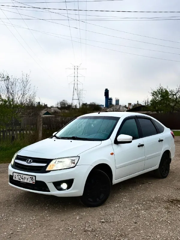 🔥lada granta🔥 цена - 450.000 💰 2017 год выпуска 150.000 родной пробег зеленая автотека описание - машина в прекрасном состоянии, без дтп, без гнили, без дыр. за машиной ухаживал, все жидкости менялись вовремя, по кузову машина в прекрасном состоянии. по комплектации - 2 стеклоподъемника, электроусилитель руля, обогрев заднего и боковых зеркал, сигнализация с автозапуском, андроид магнитола, линзованые лэд-лампы в ближнем и дальнем, лэд туманки. техника идеальная, ничего делать не нужно, всё что должно работать, работает. ходовая отличная, едет мягко и взбито. двигатель работает ровно, не троит, не дымит, тяга очень бодрая. документы чистые, никаких штрафов и запретов, любой вид оформления. торг уместен. +7(949)315-53-78 феникс. +7(993)448-20-03 - фотография - 1