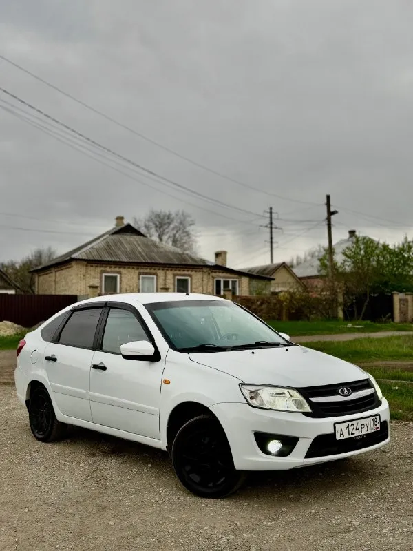 🔥lada granta🔥 цена - 450.000 💰 2017 год выпуска 150.000 родной пробег зеленая автотека описание - машина в прекрасном состоянии, без дтп, без гнили, без дыр. за машиной ухаживал, все жидкости менялись вовремя, по кузову машина в прекрасном состоянии. по комплектации - 2 стеклоподъемника, электроусилитель руля, обогрев заднего и боковых зеркал, сигнализация с автозапуском, андроид магнитола, линзованые лэд-лампы в ближнем и дальнем, лэд туманки. техника идеальная, ничего делать не нужно, всё что должно работать, работает. ходовая отличная, едет мягко и взбито. двигатель работает ровно, не троит, не дымит, тяга очень бодрая. документы чистые, никаких штрафов и запретов, любой вид оформления. торг уместен. +7(949)315-53-78 феникс. +7(993)448-20-03 - фотография - 2