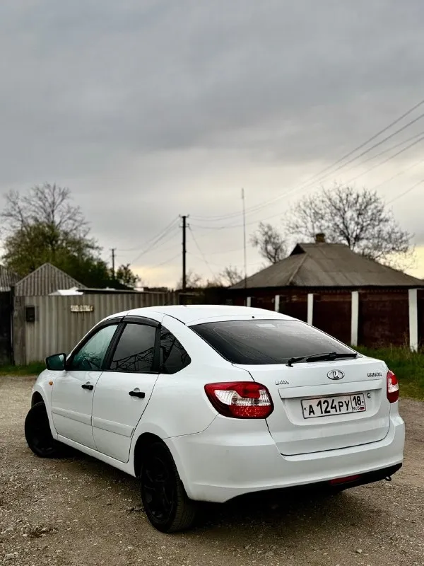 🔥lada granta🔥 цена - 450.000 💰 2017 год выпуска 150.000 родной пробег зеленая автотека описание - машина в прекрасном состоянии, без дтп, без гнили, без дыр. за машиной ухаживал, все жидкости менялись вовремя, по кузову машина в прекрасном состоянии. по комплектации - 2 стеклоподъемника, электроусилитель руля, обогрев заднего и боковых зеркал, сигнализация с автозапуском, андроид магнитола, линзованые лэд-лампы в ближнем и дальнем, лэд туманки. техника идеальная, ничего делать не нужно, всё что должно работать, работает. ходовая отличная, едет мягко и взбито. двигатель работает ровно, не троит, не дымит, тяга очень бодрая. документы чистые, никаких штрафов и запретов, любой вид оформления. торг уместен. +7(949)315-53-78 феникс. +7(993)448-20-03 - фотография - 3