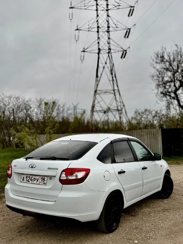 🔥lada granta🔥 цена - 450.000 💰 2017 год выпуска 150.000 родной пробег зеленая автотека описание - машина в прекрасном состоянии, без дтп, без гнили, без дыр. за машиной ухаживал, все жидкости менялись вовремя, по кузову машина в прекрасном состоянии. по комплектации - 2 стеклоподъемника, электроусилитель руля, обогрев заднего и боковых зеркал, сигнализация с автозапуском, андроид магнитола, линзованые лэд-лампы в ближнем и дальнем, лэд туманки. техника идеальная, ничего делать не нужно, всё что должно работать, работает. ходовая отличная, едет мягко и взбито. двигатель работает ровно, не троит, не дымит, тяга очень бодрая. документы чистые, никаких штрафов и запретов, любой вид оформления. торг уместен. +7(949)315-53-78 феникс. +7(993)448-20-03 - фотография - 4