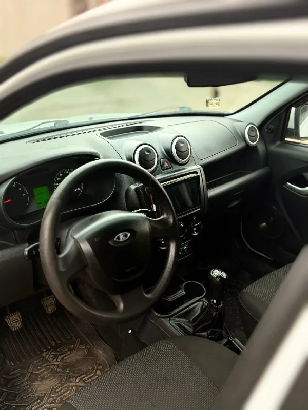 🔥lada granta🔥 цена - 450.000 💰 2017 год выпуска 150.000 родной пробег зеленая автотека описание - машина в прекрасном состоянии, без дтп, без гнили, без дыр. за машиной ухаживал, все жидкости менялись вовремя, по кузову машина в прекрасном состоянии. по комплектации - 2 стеклоподъемника, электроусилитель руля, обогрев заднего и боковых зеркал, сигнализация с автозапуском, андроид магнитола, линзованые лэд-лампы в ближнем и дальнем, лэд туманки. техника идеальная, ничего делать не нужно, всё что должно работать, работает. ходовая отличная, едет мягко и взбито. двигатель работает ровно, не троит, не дымит, тяга очень бодрая. документы чистые, никаких штрафов и запретов, любой вид оформления. торг уместен. +7(949)315-53-78 феникс. +7(993)448-20-03 - фотография - 6