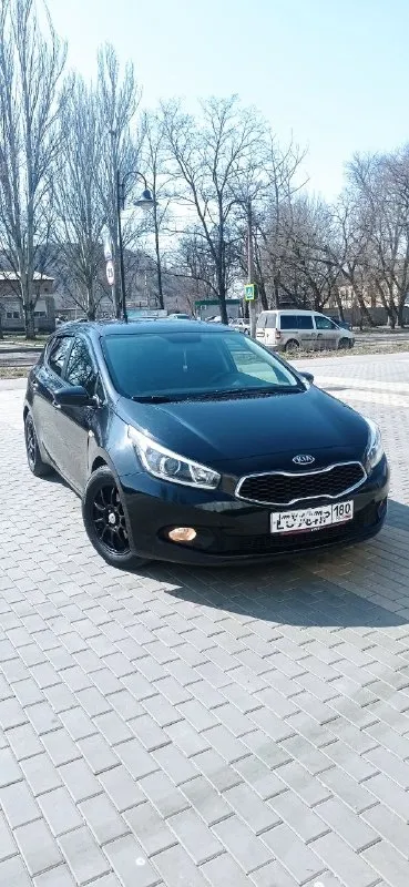 Kia сид 2014 года. 880₽ донецк. пробег оригинальный 170 т. не такси, не каршеринг, при осмотре покажем автотеку. отличное состояние, машина вся обслужена. по мотору и кпп проблем нет. кузов без рыжиков. все стекла заводские, включая лобовое. кондиционер работает. салон отличный, без дефектов. собственник по документам, любое оформление. торга нет. +79494850271 📲 tg: алексей 📞 звоните: +7(949)4850271 - фотография - 3