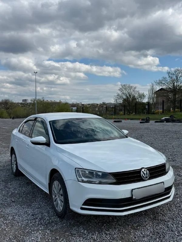 Продам volkswagen jetta 6 2016 года в идеальном состоянии, в заводском окрасе без единого дтп🔥 двигатель 1.6 атмосферный в паре с механической коробкой передач. оригинальный пробег 214 тысяч км🔥(любые проверки) автомобиль диллерский,2 хозяина за все время. обслуживался вовремя, никаких нареканий по автомобилю нету. двигатель ни грамма масла не берет, не дымит, не троит. коробка не шумит, передачи не выбивает. салон в около идеальном состоянии. по ходовой части без нареканий, ничего не стучит не гремит. любые проверки на любом сто за ваш счет. за машину не стыдно. в автомобиле есть все для комфортной езды:кондиционер(заправлен, дует очень хорошо), подогревы сидений, подогрев заднего стекла и боковых зеркал,4 электро стеклоподьемника, сигнализация с автозапуском, камера заднего вида. машиной будете довольны, абсолютно без вложений. осмотр в городе донецк. цена: 1🍋 ( торг у капота ) +79493320003 - фотография - 1