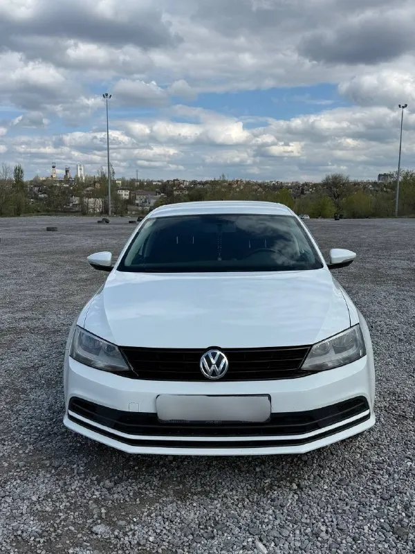 Продам volkswagen jetta 6 2016 года в идеальном состоянии, в заводском окрасе без единого дтп🔥 двигатель 1.6 атмосферный в паре с механической коробкой передач. оригинальный пробег 214 тысяч км🔥(любые проверки) автомобиль диллерский,2 хозяина за все время. обслуживался вовремя, никаких нареканий по автомобилю нету. двигатель ни грамма масла не берет, не дымит, не троит. коробка не шумит, передачи не выбивает. салон в около идеальном состоянии. по ходовой части без нареканий, ничего не стучит не гремит. любые проверки на любом сто за ваш счет. за машину не стыдно. в автомобиле есть все для комфортной езды:кондиционер(заправлен, дует очень хорошо), подогревы сидений, подогрев заднего стекла и боковых зеркал,4 электро стеклоподьемника, сигнализация с автозапуском, камера заднего вида. машиной будете довольны, абсолютно без вложений. осмотр в городе донецк. цена: 1🍋 ( торг у капота ) +79493320003 - фотография - 2
