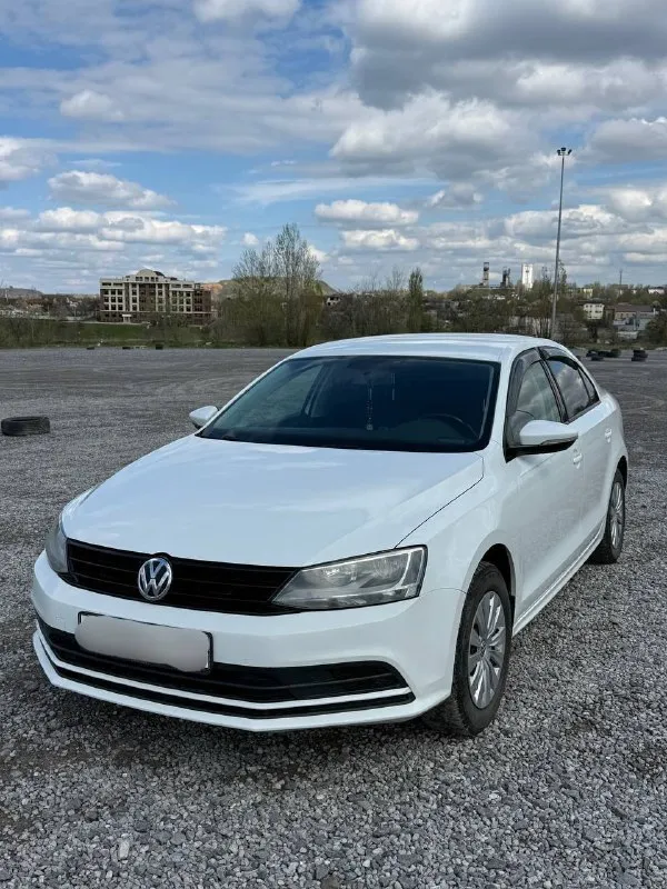 Продам volkswagen jetta 6 2016 года в идеальном состоянии, в заводском окрасе без единого дтп🔥 двигатель 1.6 атмосферный в паре с механической коробкой передач. оригинальный пробег 214 тысяч км🔥(любые проверки) автомобиль диллерский,2 хозяина за все время. обслуживался вовремя, никаких нареканий по автомобилю нету. двигатель ни грамма масла не берет, не дымит, не троит. коробка не шумит, передачи не выбивает. салон в около идеальном состоянии. по ходовой части без нареканий, ничего не стучит не гремит. любые проверки на любом сто за ваш счет. за машину не стыдно. в автомобиле есть все для комфортной езды:кондиционер(заправлен, дует очень хорошо), подогревы сидений, подогрев заднего стекла и боковых зеркал,4 электро стеклоподьемника, сигнализация с автозапуском, камера заднего вида. машиной будете довольны, абсолютно без вложений. осмотр в городе донецк. цена: 1🍋 ( торг у капота ) +79493320003 - фотография - 3